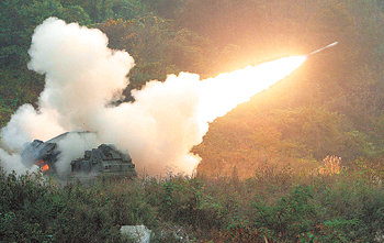 주한미군 포격 훈련17일 강원 철원군 동송읍 담터 훈련장에서 실시된 주한미군 포격 훈련에서 주한미군 제2사단 예하 포병대대가 다연장로켓포(MLRS)를 쏘아 올리고 있다. 철원=연합뉴스