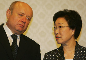 한-러 총리 “안보리 결의 충실 이행”한명숙 국무총리가 17일 서울 종로구 세종로 정부중앙청사에서 방한 중인 미하일 프랏코프 러시아 총리와 만나 북한 핵실험에 대한 공조 방안을 논의하고 있다. 연합뉴스