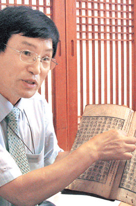 박종기 국민대 교수가 18일 서울 인사동의 한 한정식집에서 20년 전 우연히 입수한 안정복 수택본 ‘고려사’ 41책에 적혀 있는 안정복의 친필 기록의 내용을 설명하고 있다. 권재현 기자