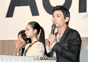 ‘스타 서밋 아시아’의 ‘커튼콜’에 나온 배우 황정민(오른쪽). 사진 제공 아시안필름마켓