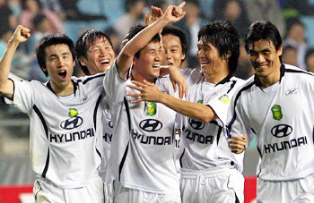 “벌써 3골이야”전북 현대 임유환(왼쪽에서 세 번째)이 18일 AFC 챔피언스리그 4강전에서 울산 현대를 상대로 팀의 세 번째 골을 터뜨린 뒤 동료들의 축하를 받으며 기뻐하고 있다. 울산=연합뉴스