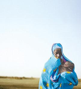 잔자위드의 인종 청소를 피해 산 속 은신처에서 살아가는 한 흑인 여성이 아이를 안고 물을 길러 가는 모습. 2005년 세계보도사진전 ‘초상 스토리’ 부문 1위를 수상한 미국 애덤 나델 씨의 작품이다. 동아일보 자료 사진