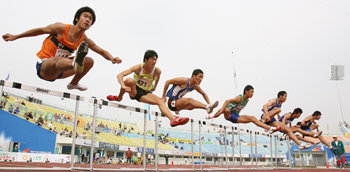 류샹을 꿈꾸며… ‘한국의 류샹’을 꿈꾸는 남자 고교 110m 허들 선수들이 힘차게 허들을 뛰어넘고 있다. 류샹(중국)은 110m 허들 세계기록(12초 88) 보유자다. 김천=김재명  기자