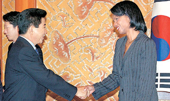 노무현 대통령(왼쪽)이 19일 북한의 핵실험 대응 방안 등에 대해 의견을 교환하기 위하여 청와대를 방문한 콘돌리자 라이스 미국 국무장관과 악수하고 있다. 석동률  기자