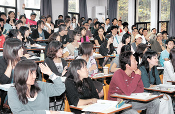 북한 핵실험에 대한 의견을 밝히기 위해 학생들이 손을 들고 있다.
