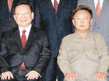 김정일의 노림수는…탕자쉬안 중국 국무위원(왼쪽)과 김정일 북한 국방위원장이 19일 평양에서 촬영한 사진. 탕 국무위원은 20일 콘돌리자 라이스 미국 국무장관과의 회담에서 평양 방문이 헛되지 않았다고 말했다. 평양=AP 연합뉴스