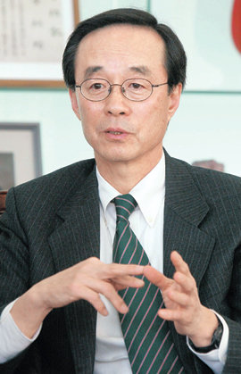 윤이상음악제 참관차 17∼21일 평양을 방문하고 온 한승주 전 외무부 장관은 특별기고를 통해 “북한은 6자회담에 복귀하고 미국 등 관련국은 북한의 퇴로를 열어주며 협상해야 한다”고 제언했다. 동아일보 자료 사진