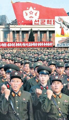 핵실험 성공 군민대회 20일 북한 평양 김일성광장에서 열린 ‘핵실험 성공 평양시 군민대회’에 참가한 북한 군인들이 주먹을 불끈 쥐고 구호를 외치고 있다. 평양=조선중앙 연합뉴스