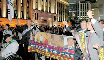 보수단체 서울시청 앞 집회 21일 서울시청 앞 서울광장에서 열린 북핵 규탄 촛불집회에 참가한 한나라당 의원들과 보수단체 회원들이 북한의 핵실험을 비난하고 정부의 개성공단 사업과 금강산 관광 사업 중단을 요구하는 구호를 외치고 있다. 강병기  기자