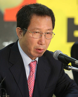 열린우리당 비상대책위원회의가 열린 인천 남동을 박우섭 후보 선거사무소에서 김근태 당 의장이 개성공단 방문 결과를 보고하고 있다. [연합]