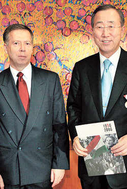 반기문 외교통상부 장관(오른쪽)이 23일 서울 종로구 도렴동 외교부 청사에서 이슈트반 토르저 주한 헝가리 대사로부터 헝가리 정부가 수여한 ‘헝가리 자유의 영웅’ 기념 메달을 받았다. 연합뉴스