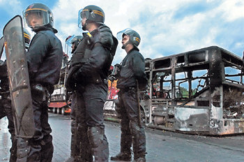 22일 프랑스 파리 남부에서 청년들이 대낮에 저지른 버스 방화로 경찰이 출동했다. 그리니=AFP 연합뉴스