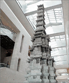 제작 과정에서 원나라 기술이 반영됐다는 이유로 서울 용산 국립중앙박물관 1층 로비 뒷자리로 밀린 경천사 10층석탑.