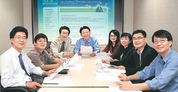 24일 서울 서대문구 미근동 SK커뮤니케이션즈 본사에서 이 회사의 미디어 책무위원회 회의가 열렸다. 왼쪽에서 네 번째가 위원장을 맡고 있는 양승찬 숙명여대 언론정보학부 교수. 김미옥  기자