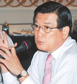 금호아시아나그룹 박삼구 회장이 25일 오전 베트남 호찌민 시에서 열린 기자간담회에서 금호그룹의 경영전략에 대해 설명하고 있다. 사진 제공 금호아시아나그룹