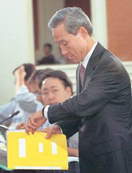 시간은 다 돼 가는데… 김종훈 한미 자유무역협정(FTA) 한국 측 수석대표가 25일 저녁 제주도 중문단지 내 롯데호텔에서 4차 본협상 중간 브리핑을 하기 위해 브리핑룸으로 들어서면서 시간을 확인하고 있다. 제주=연합뉴스