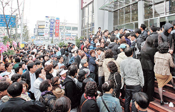 모델하우스 북새통 인천 검단지구가 새로 건설되는 신도시로 유력하다는 소식이 알려지면서 25일 인천 서구 검단동 삼라마이다스 미분양 아파트 모델하우스에 청약자들이 몰려 큰 혼잡을 빚었다. 인천=박영대 기자