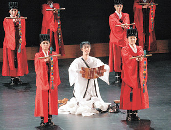 24일 프랑스 파리 유네스코 본부에서 펼쳐진 한국 창작무용 ‘공자무’ 공연. 한국-프랑스 수교 120주년 기념행사로 열렸다. 파리=금동근  특파원