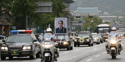 26일 오전 경복궁을 출발한 故 최규하 前대통령 국민장 운구행렬이  세종로사거리를 지나고 있다.