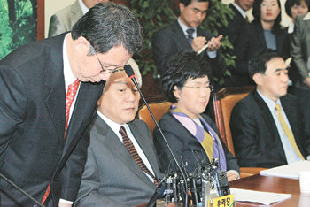 고개 숙인 열린우리10·25 재·보선에서 참패한 열린우리당의 김근태 의장이 26일 오전 국회에서 열린 비상대책위원회 회의에서 선거 결과를 겸허히 받아들이겠다고 밝힌 뒤 고개 숙여 인사하고 있다.