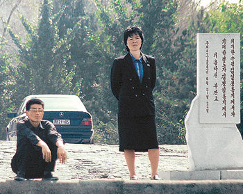 핵실험 전 촬영한 압록강 변의 벤츠중국의 한 소식통이 이달 초 압록강 너머 북한 신의주 쪽 사진을 찍다가 포착한 벤츠 승용차. 신의주에선 흔히 눈에 띄는 광경이었다. 하지만 북한 핵실험(9일) 이후 벤츠는 거의 보이지 않는다.