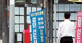 인천 검단신도시 일대의 투기 열풍이 갈수록 확산되고 있는 가운데 한 시민이 이 지역 부동산 중개업소에 걸린 시세판을 유심히 보고 있다. 인천=연합뉴스