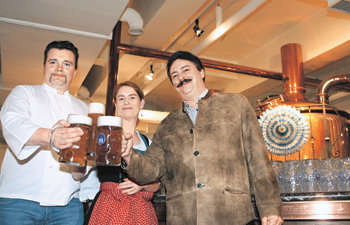 맥주와 사랑을 찾아 서울에 온 세 명의 독일인이 있다. 국내 유일의 독일인 웨이트리스 나딘 라우세(가운데)와 그녀의 애인인 요리사 엔스 트라이들러(왼쪽), 양조사 요하임 펠버. 원대연 기자