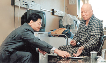 생전의 김일 씨(오른쪽)와 병실에서 담소를 나누고 있는 박준영 을지병원 이사장. 동아일보 자료 사진