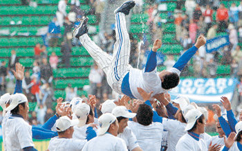 2006프로야구 한국시리즈 6차전에서 한화를 꺾고 우승을 차지한 뒤 삼성 선수들이 선동렬 감독을 헹가래를 치고 있다. 선 감독은 지난해를 포함해 2년 연속 팀을 우승시키며 ‘감독 선동렬 시대’를 열었다. 김재명 기자