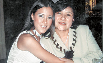 미국 NBC TV의 게임쇼 ‘딜 오어 노딜’에서 ‘하우이’라는 이름의 고정 진행자로 활약하고 있는 한국계 혼혈 여성 어슐러 메이스 씨(왼쪽)와 어머니 이미희 씨. 연합뉴스