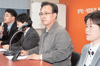 민노 “방북해 추가 핵실험 반대 전할 것”민주노동당은 전현직 당직자들의 ‘386 간첩 의혹 일심회 사건’ 연루에도 불구하고 31일로 예정된 당 지도부의 북한 방문을 강행하기로 했다. 문성현 대표(오른쪽에서 두 번째) 등 당직자들은 29일 서울 영등포구 여의도 당사에서 열린 기자간담회에서 “북한에 가서 추가 핵실험 반대 입장을 전하겠다”고 말했다. 김경제  기자