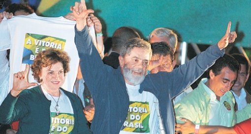 룰라 브라질 대통령 재선집권 노동자당을 이끌고 있는 루이스 이나시우 룰라 다 시우바 브라질 대통령(가운데)이 29일 상파울루에서 재선이 확정된 직후 부인 마리사 레티시아 씨(왼쪽)와 함께 지지자들에게 손을 흔들어 보이고 있다. 상파울루=AFP 연합뉴스