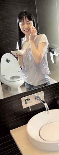 개별 부스 안에 세면기와 거울이 설치된 화장실(현대백화점 무역센터점). 사진 제공 현대백화점