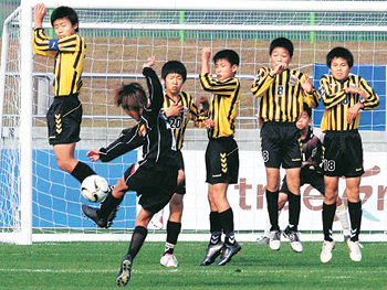 “난 미래의 데이비드 베컴이다.” 경기 용인초등학교의 이관표가 서울 동명초등학교 수비벽을 앞에 두고 왼발로 프리킥하고 있다. 부여=이훈구 기자