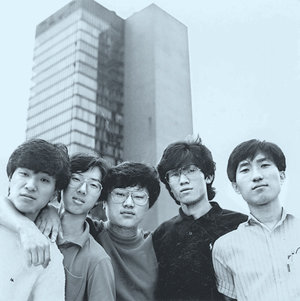 20년 전 ‘다섯손가락’ 멤버들 모습. 동아일보 자료 사진