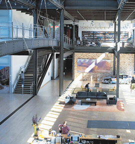 픽사 스튜디오 본관 건물은 철조와 유리창으로 이뤄져 개방성과 투명성을 엿볼 수 있다. 사진 제공 픽사&월트디즈니