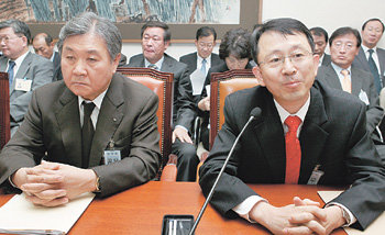 어색한 동석 간첩 혐의를 받고 있는 장민호 씨가 경인방송 사업자 선정 과정에 간여했다는 의혹이 이는 가운데 국정감사장에 증인으로 출석한 경인방송 공동대표인 백성학 영안모자 회장(왼쪽)과 신현덕 씨. CBS 추천으로 공동대표를 맡은 신 씨는 백 회장이 미국에 기밀 정보를 제공해 왔다고 폭로했다. 김경제 기자