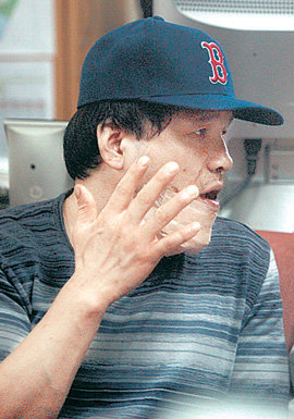 서울 성동경찰서에서 조사를 받고 있는 탈주범 이낙성 씨. 턱에 붕대를 감은 것은 술을 마신 뒤 계단에서 굴러 떨어져 턱과 이를 크게 다쳤기 때문이다. 박영대  기자