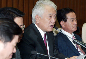 작심한 듯 김한길 원내대표(오른쪽에서 두 번째)가 31일 국회에서 열린 열린우리당 원내대책회의에서 “북한 핵실험 이후의 비상 상황을 대비하고 극복해야 한다”며 노무현 대통령에게 위기관리 내각 구성을 촉구하고 있다. 김경제 기자