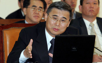 31일 국회에서 열린 통일부 국정감사에서 퇴임을 앞둔 이종석 통일부 장관이 의원들의 연이은 추궁에 작심한 듯 조목조목 반박하고 있다. 김경제 기자