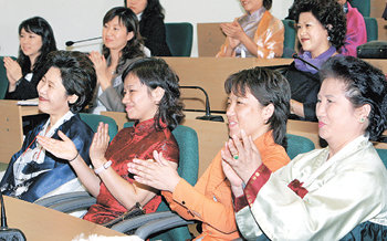 이화여대 여성고위경영자과정 수강생들과 중국 칭화대 탁월여성고급연수반 여성 최고경영자(CEO)들이 지난달 23일 서울 서대문구 대현동 이화여대 경영대에서 첫 만남을 가졌다. 양측은 올 8월 상호방문 교류에 관한 양해각서를 체결했다. 홍진환 기자