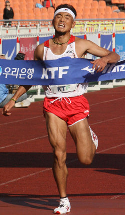 5일 열린 2006 중앙서울마라톤에서 이봉주(36.삼성전자)가 2시간10분49초로 골인하고 있다. 사진 동아일보