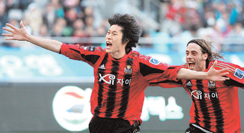 FC 서울의 김은중(왼쪽)이 경남 FC전에서 페널티킥으로 결승골을 넣은 뒤 환호하고 있다. 서울은 이 골로 플레이오프 자력 진출에 성공했다. 연합뉴스
