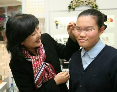6일 중앙대 국악대학에 합격한 이현아양이 김성녀 학과장의 선물로 패션 안경을 맞추고 있다. 강병기기자