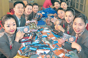 아시아나항공 직원들이 6일 서울 강서구 오쇠동 본사에서 ‘사랑의 동전 모으기’ 모금 봉투에서 동전을 분류하고 있다. 아시아나는 1994년부터 모금운동을 벌여 현재까지 30억 원 넘게 모아 유니세프에 전달했다. 이종식  기자