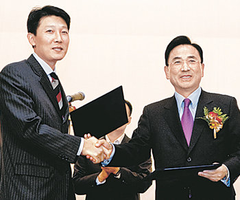 경남은행의 정경득 행장(오른쪽)과 하외태 노조위원장이 6일 노사공동선언문을 손에 들고 악수하고 있다. 강정훈  기자