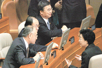 한명숙 국무총리(오른쪽)가 6일 오전 국회 본회의장에서 노무현 대통령의 새해 예산안 제출 관련 시정연설을 대독한 뒤 정부 관계자들과 대화를 나누고 있다. 노 대통령은 시정연설을 통해 북핵 문제와 부동산 정책 등 주요 현안에 대한 견해를 밝혔다. 김경제 기자