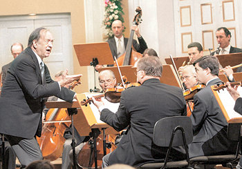 올해 1월 27일 잘츠부르크에서 열린 ‘모차르트 탄생 250주년’ 공식 기념식에서 아르농쿠르 씨가 빈 필을 지휘하고 있는 모습. 사진 제공 한양대 음악연구소