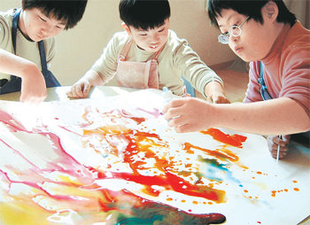 서울 강서구 등촌동 꿈 자람터 장애인 주간보호센터의 아이들이 그림을 공동으로 그리며 ‘미술치료’를 받고 있다. 사진 제공 등촌7 종합사회복지관