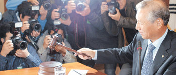 이성태 한국은행 총재(오른쪽)가 9일 오전 9시 서울 중구 남대문로 한은 15층 강당에서 열린 금융통화위원회 회의에서 의사봉을 쳐 개회를 알리고 있다. 금통위는 이날 콜금리를 3개월 연속 4.5%로 동결했다. 이훈구 기자